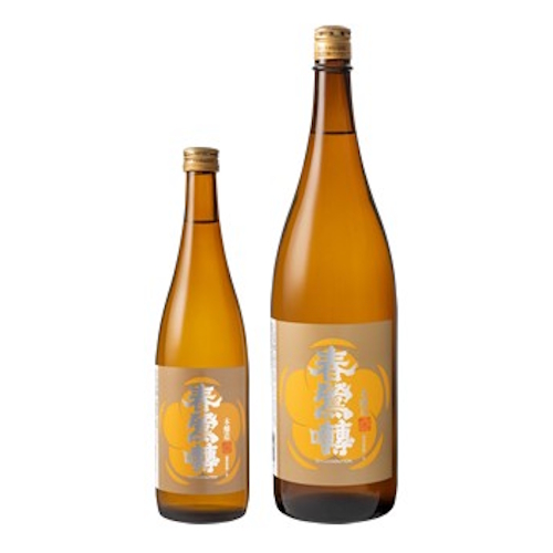 An amber colored 720ml sake bottle with a brown label bearing a golden plum blossom emblem. The Kanji for Shunnouten is written over the top.