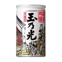 A Tamano Hikari Junmai Ginjo sake can. A white aluminum can with black writing on the side that says, "Tamano Hikari" in Japanese kanji. A red seal is stamped in the top corner. The rest of the can is covered in old illustrations of people making sake in wood tubs and the people are wearing fundoshi only.