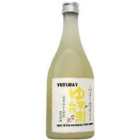 A 500ml clear bottle of sake with pale yellow sake inside and a silver cap.